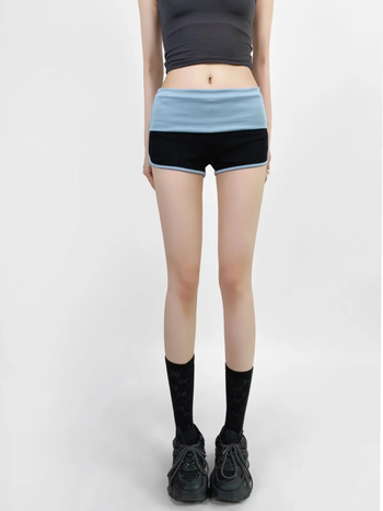 Nylon–spandex keverékből készült alacsony derekú hot pants, közepes vastagságú anyag, elasztikus, sportoláshoz, strandon és mindennapi viselethez.