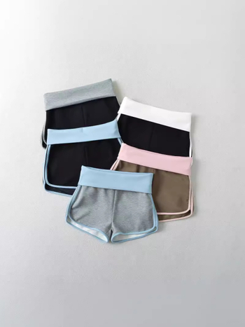 Nylon–spandex keverékből készült alacsony derekú hot pants, közepes vastagságú anyag, elasztikus, sportoláshoz, strandon és mindennapi viselethez.