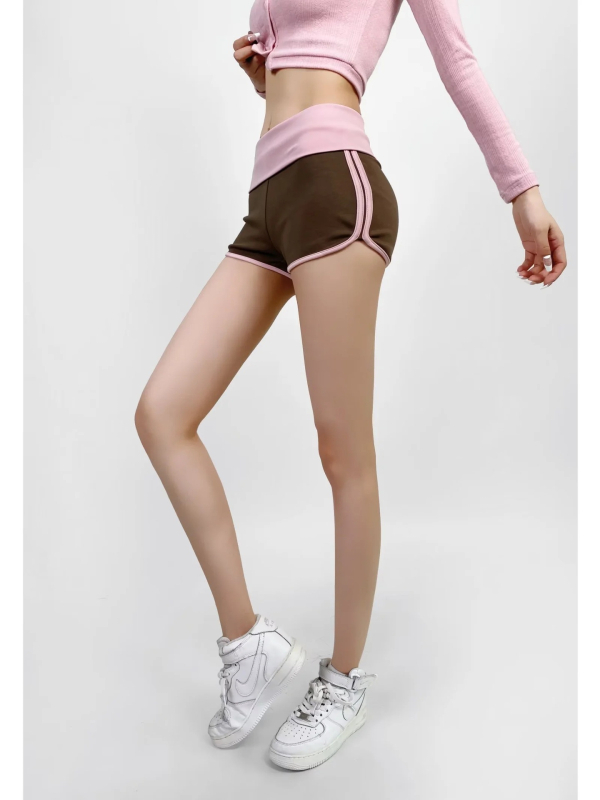 Nylon–spandex keverékből készült alacsony derekú hot pants, közepes vastagságú anyag, elasztikus, sportoláshoz, strandon és mindennapi viselethez.