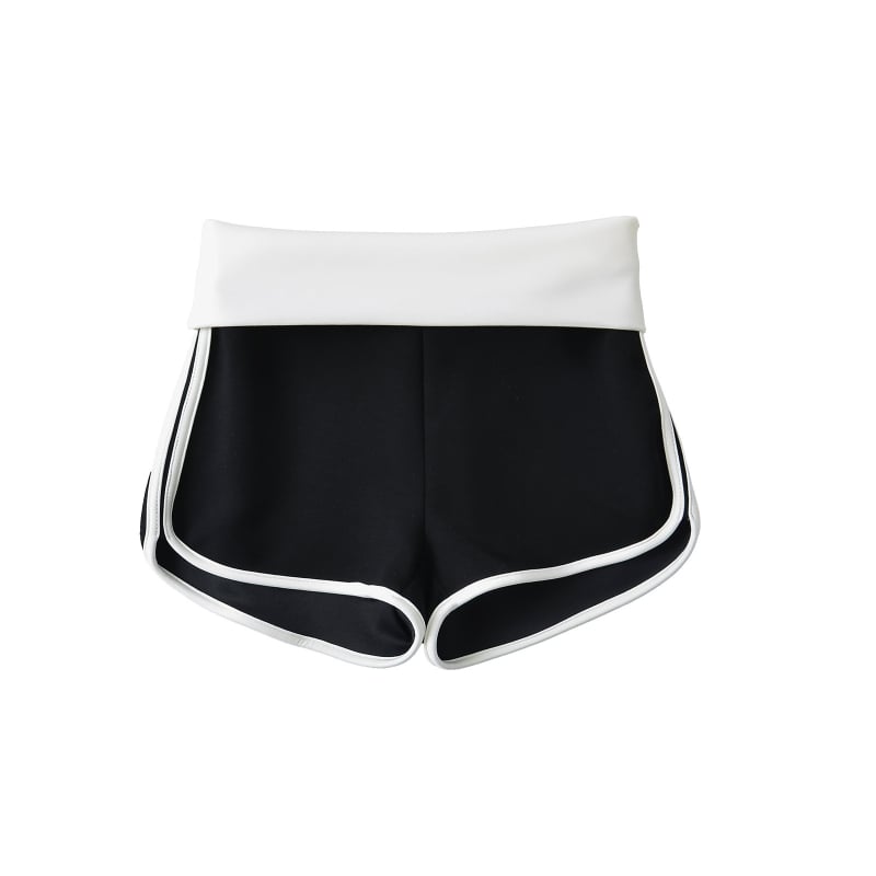 Nylon–spandex keverékből készült alacsony derekú hot pants, közepes vastagságú anyag, elasztikus, sportoláshoz, strandon és mindennapi viselethez.