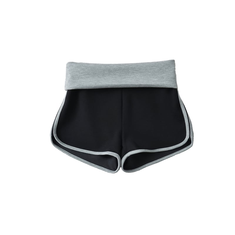 Nylon–spandex keverékből készült alacsony derekú hot pants, közepes vastagságú anyag, elasztikus, sportoláshoz, strandon és mindennapi viselethez.