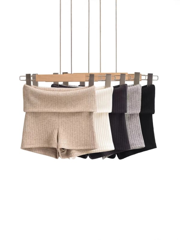 Női ceruza szabású rövidnadrág — elasztikus derék, vékony anyag, hot pants hossz, ősz 2025