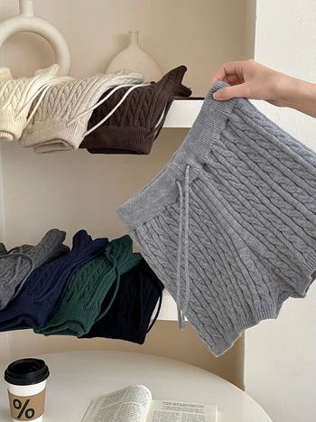 Női 3/4 hosszúságú kötött nadrág, magas derék, poliészter (70–80%), mikro-elasztikus, vasalásmentes