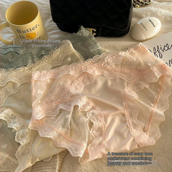 Ženske čipkaste bikini gaćice s pamukom u području prepona; prozračne, antibakterijske, brzo se suše; nylon smjesa.