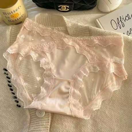 Ženske čipkaste bikini gaćice s pamukom u području prepona; prozračne, antibakterijske, brzo se suše; nylon smjesa.