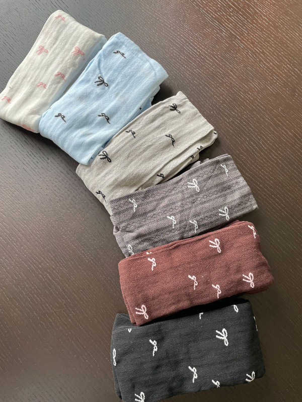 Ženske leggings s bezšivnim Jacquardom, s vyšivenom mašnicom, pamuk 70–80%, prozračne, srednje debljine