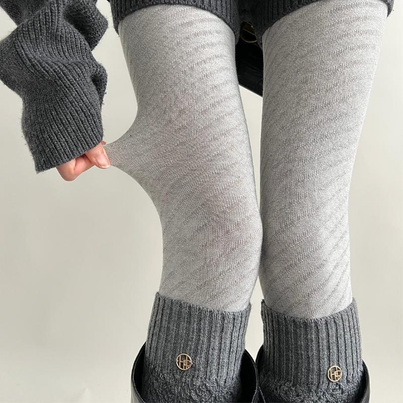 Pamukaste kompresijske čarape s stopalom, srednja debljina, upijaju znoj, otporne na trenje i kidanje, sastav 50–70% pamuka