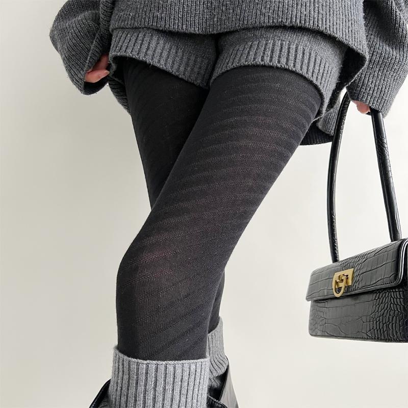 Pamukaste kompresijske čarape s stopalom, srednja debljina, upijaju znoj, otporne na trenje i kidanje, sastav 50–70% pamuka