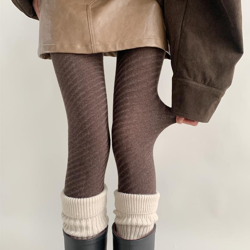 Pamukaste kompresijske čarape s stopalom, srednja debljina, upijaju znoj, otporne na trenje i kidanje, sastav 50–70% pamuka