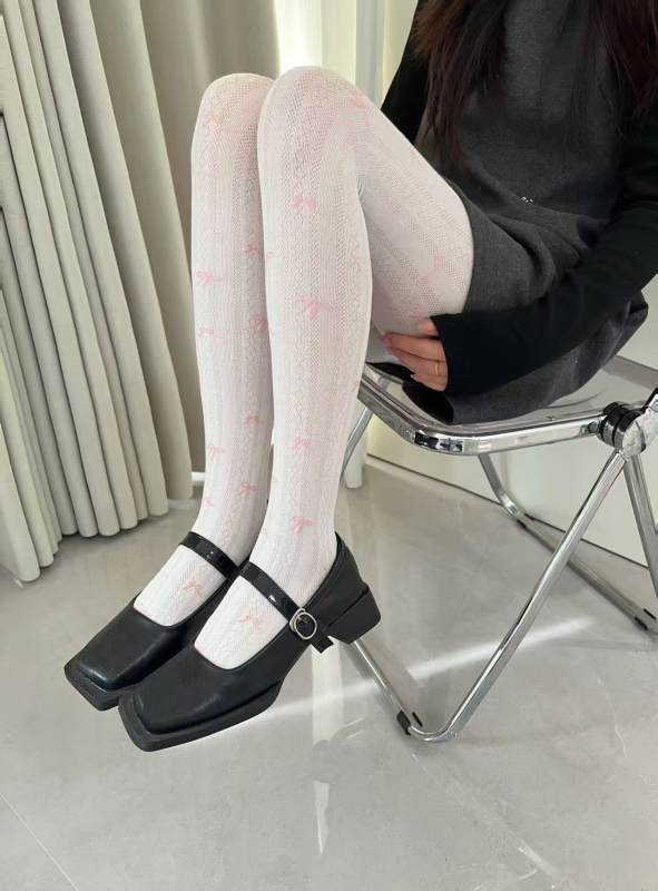 Pamukaste tajice s uzorkom mašne, s čarapama, srednje debljine, prozračne i upijaju znoj, sadržaj pamuka 30–50%