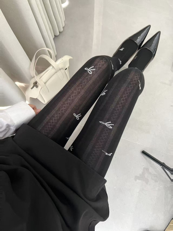 Pamukaste tajice s uzorkom mašne, s čarapama, srednje debljine, prozračne i upijaju znoj, sadržaj pamuka 30–50%