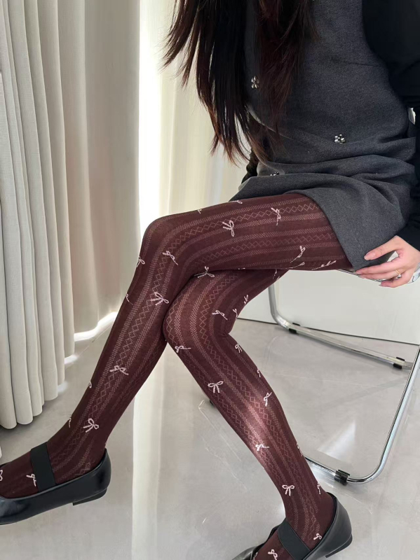 Pamukaste tajice s uzorkom mašne, s čarapama, srednje debljine, prozračne i upijaju znoj, sadržaj pamuka 30–50%