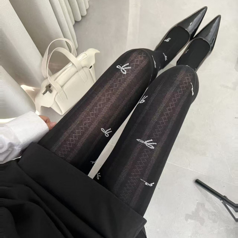 Pamukaste tajice s uzorkom mašne, s čarapama, srednje debljine, prozračne i upijaju znoj, sadržaj pamuka 30–50%