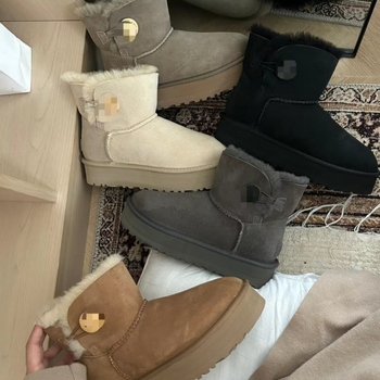 Snježne čizme od ovčje kože, gornji dio od ovčje kože, podstava od ovčje vune, niski gležanj, slip-on dizajn, s drvenom kopčom