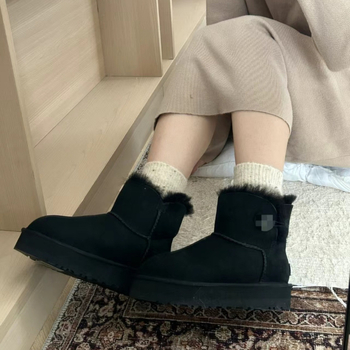 Snježne čizme od ovčje kože, gornji dio od ovčje kože, podstava od ovčje vune, niski gležanj, slip-on dizajn, s drvenom kopčom
