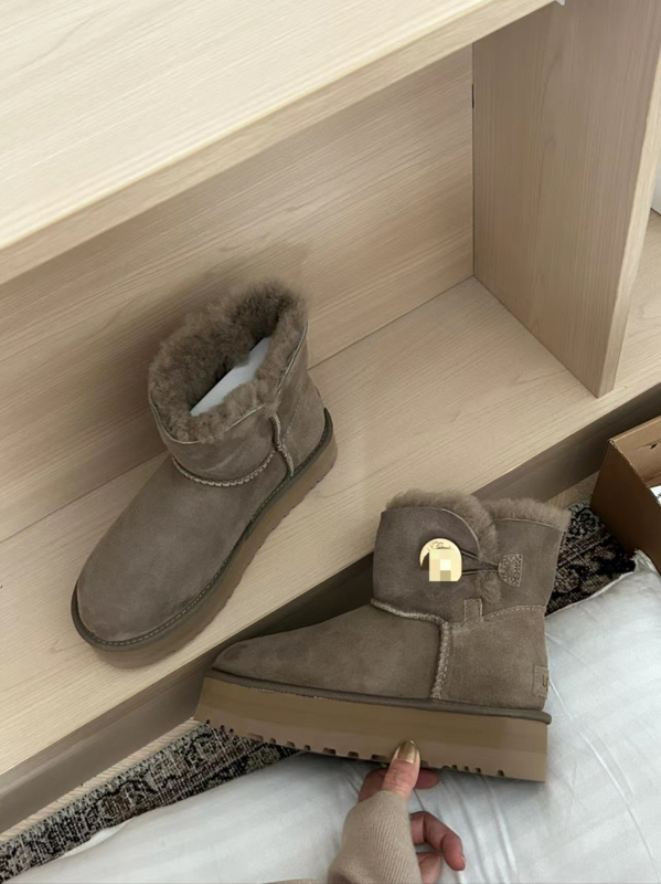 Snježne čizme od ovčje kože, gornji dio od ovčje kože, podstava od ovčje vune, niski gležanj, slip-on dizajn, s drvenom kopčom