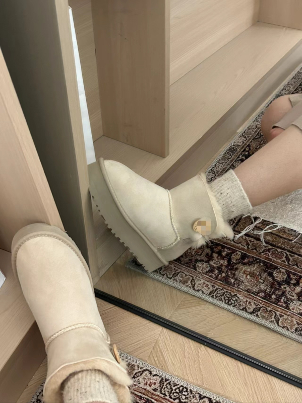 Snježne čizme od ovčje kože, gornji dio od ovčje kože, podstava od ovčje vune, niski gležanj, slip-on dizajn, s drvenom kopčom