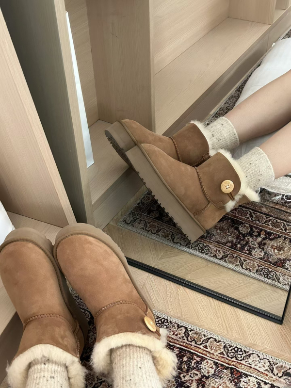 Snježne čizme od ovčje kože, gornji dio od ovčje kože, podstava od ovčje vune, niski gležanj, slip-on dizajn, s drvenom kopčom