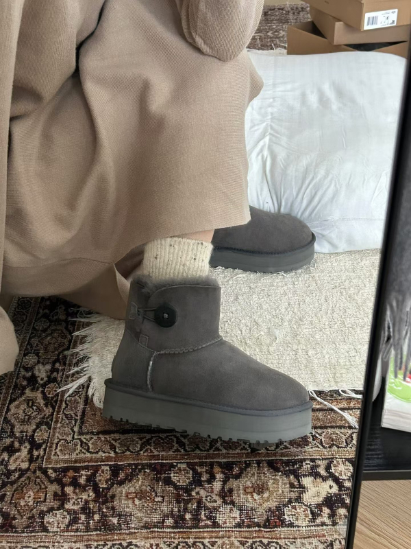 Snježne čizme od ovčje kože, gornji dio od ovčje kože, podstava od ovčje vune, niski gležanj, slip-on dizajn, s drvenom kopčom