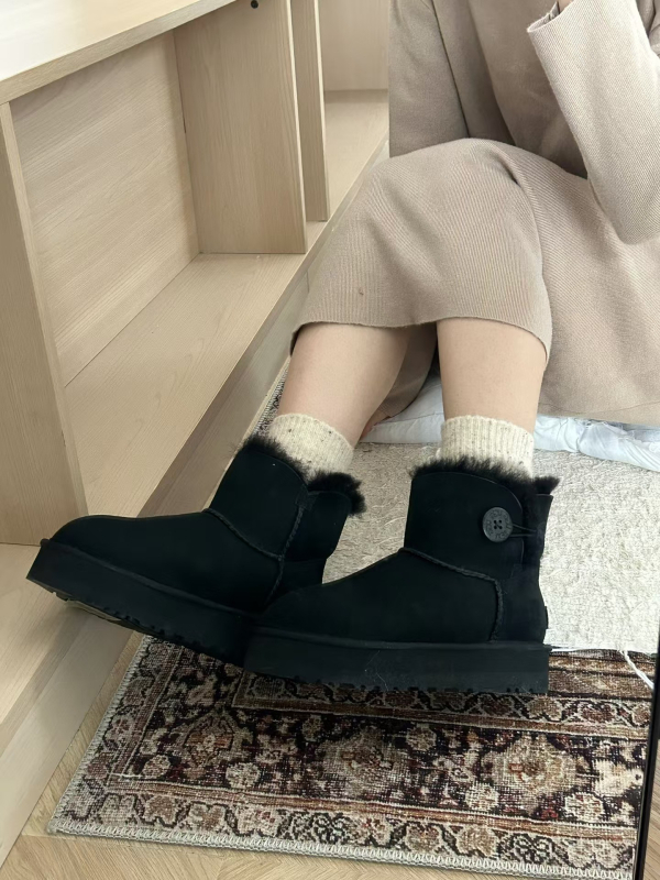 Snježne čizme od ovčje kože, gornji dio od ovčje kože, podstava od ovčje vune, niski gležanj, slip-on dizajn, s drvenom kopčom