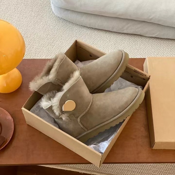 Snježne čizme od ovčje kože, gornji dio od ovčje kože, podstava od ovčje vune, niski gležanj, slip-on dizajn, s drvenom kopčom