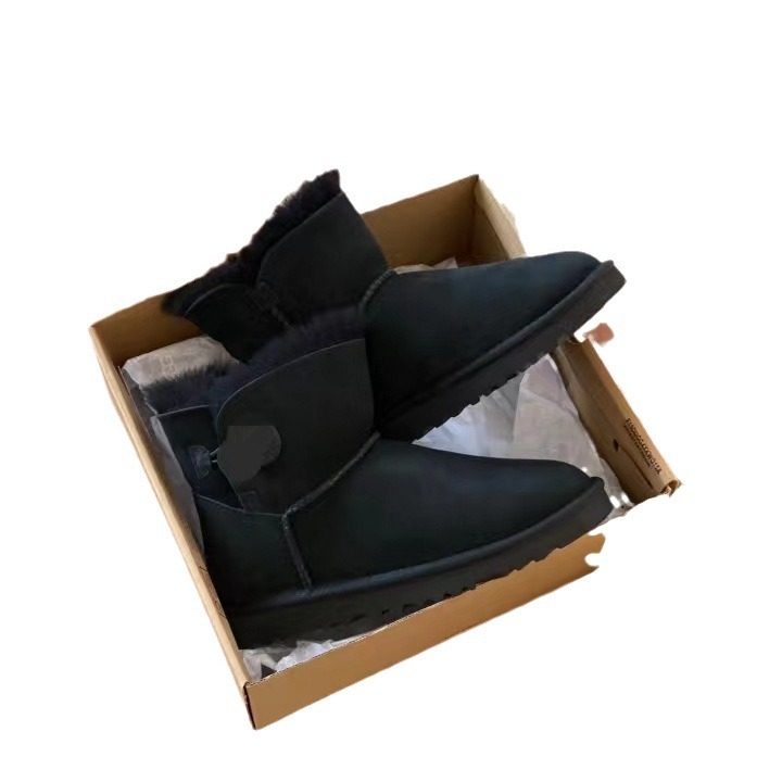Snježne čizme od ovčje kože, gornji dio od ovčje kože, podstava od ovčje vune, niski gležanj, slip-on dizajn, s drvenom kopčom