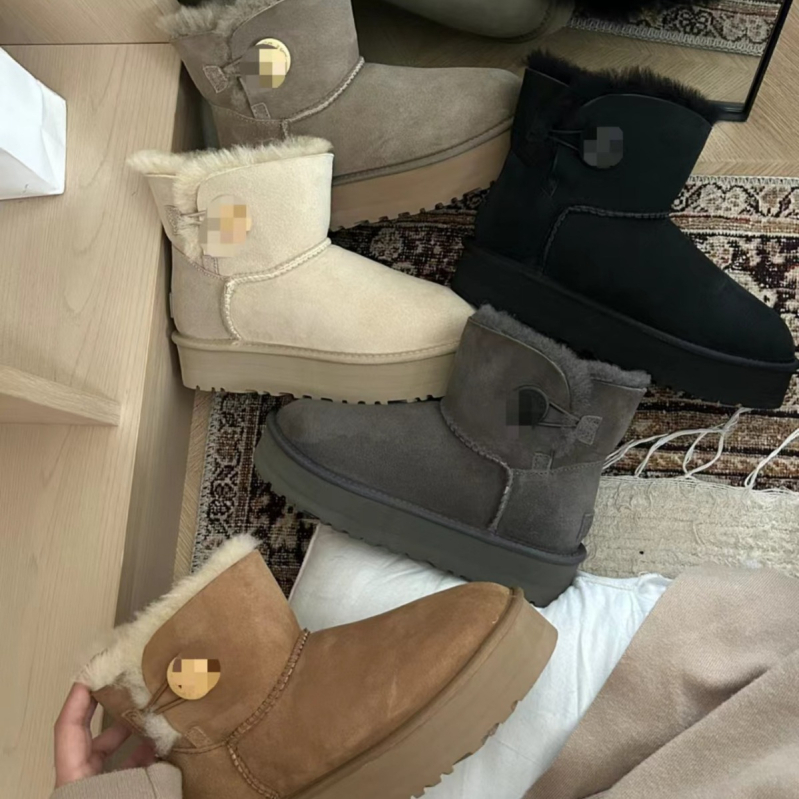 Snježne čizme od ovčje kože, gornji dio od ovčje kože, podstava od ovčje vune, niski gležanj, slip-on dizajn, s drvenom kopčom