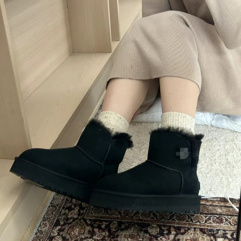 Snježne čizme od ovčje kože, gornji dio od ovčje kože, podstava od ovčje vune, niski gležanj, slip-on dizajn, s drvenom kopčom