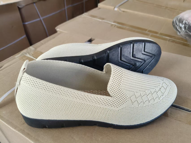 Pantofi comozi pentru zilnic — partea superioară din plasă respirabilă, vârf rotund, toc mic 1–3 cm, branț textil, talpă din plastic