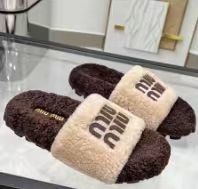 Papuci de casă pentru femei din lână de miel, într-un singur model — partea superioară din velur, căptușeală din shearling, talpă din cauciuc, slip-on, model dungat