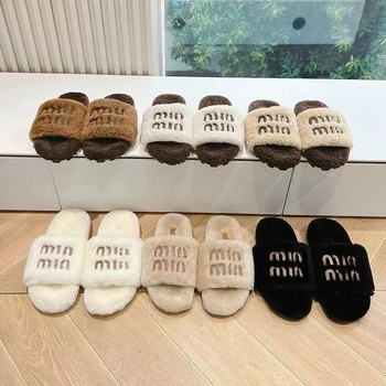 Papuci de casă pentru femei din lână de miel, într-un singur model — partea superioară din velur, căptușeală din shearling, talpă din cauciuc, slip-on, model dungat
