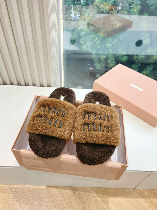 Papuci de casă pentru femei din lână de miel, într-un singur model — partea superioară din velur, căptușeală din shearling, talpă din cauciuc, slip-on, model dungat