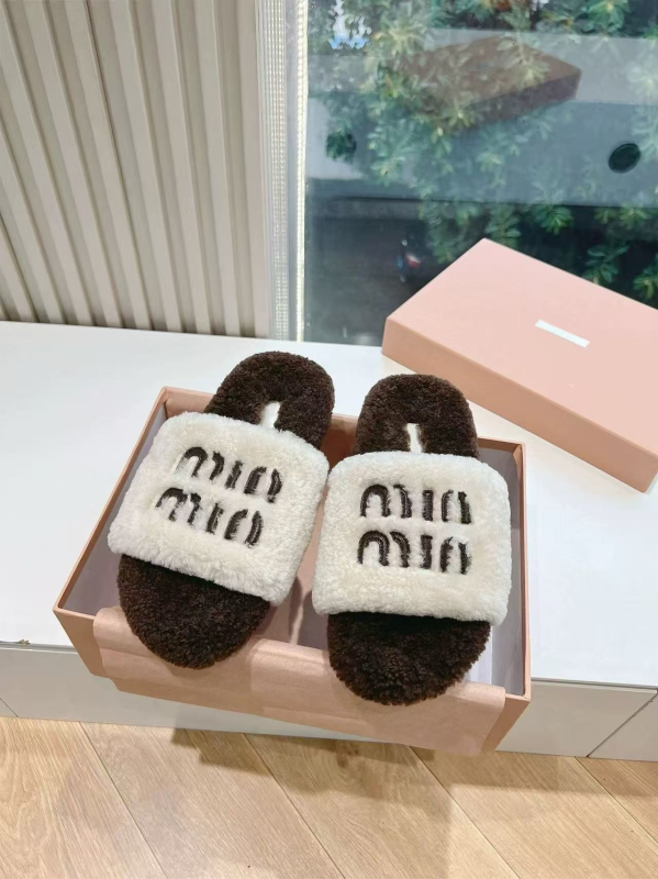 Papuci de casă pentru femei din lână de miel, într-un singur model — partea superioară din velur, căptușeală din shearling, talpă din cauciuc, slip-on, model dungat