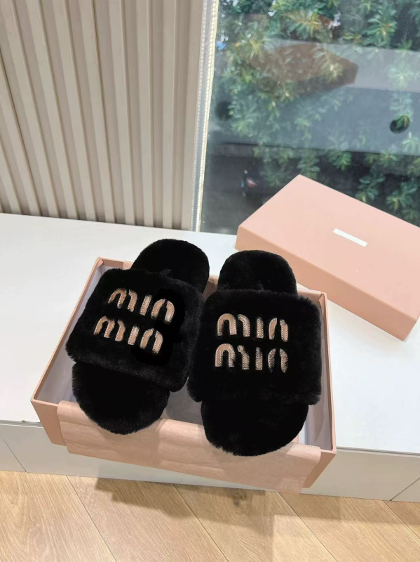 Papuci de casă pentru femei din lână de miel, într-un singur model — partea superioară din velur, căptușeală din shearling, talpă din cauciuc, slip-on, model dungat