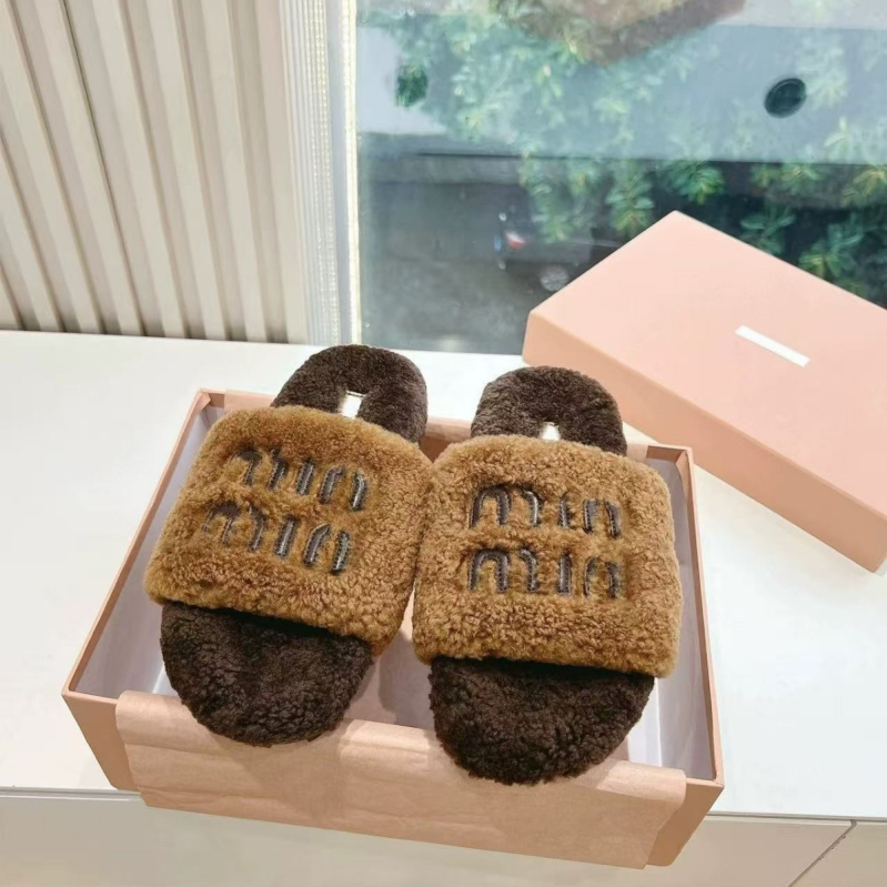 Papuci de casă pentru femei din lână de miel, într-un singur model — partea superioară din velur, căptușeală din shearling, talpă din cauciuc, slip-on, model dungat