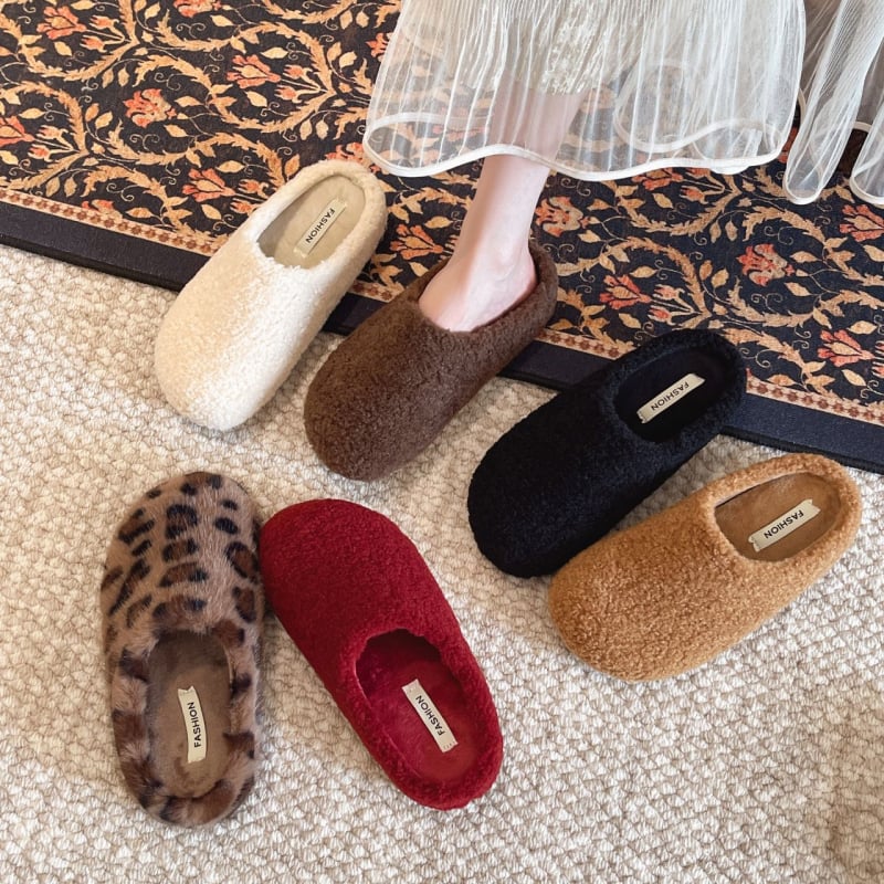 Papuci de casă feminini în stil coreean cu blăniță – partea superioară din velur, vârf rotund, căptușeală din pluș sintetic, mule