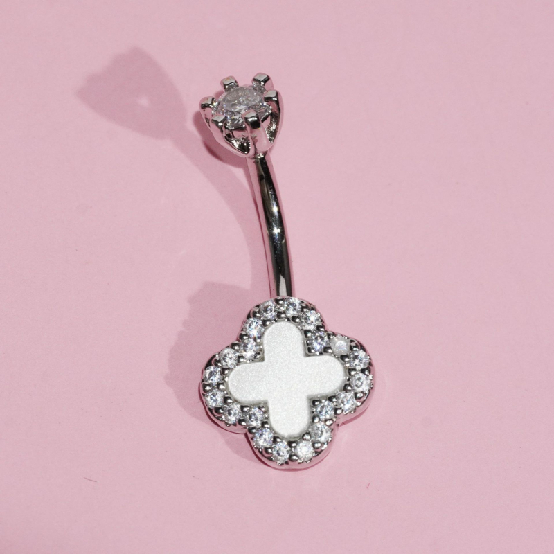 Nabas gredzens ar četrlapu laimi no nerūsējošā tērauda un vara, ar mātes pērļu iekšējā ielikuma un cirkoniem, sieviešu stils, pielāgojams