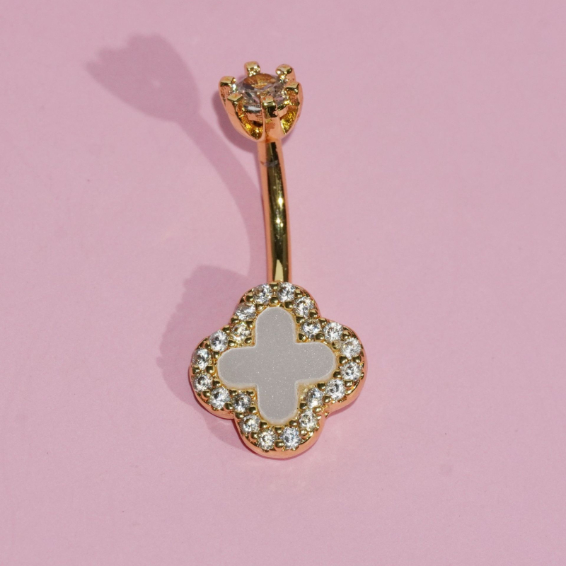 Nabas gredzens ar četrlapu laimi no nerūsējošā tērauda un vara, ar mātes pērļu iekšējā ielikuma un cirkoniem, sieviešu stils, pielāgojams