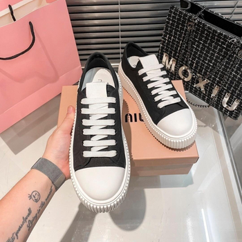 Sievietēm paredzētas auduma kedas ar biezu zolēm, priekšējie šņorējumi, zems profils, elpojošas ikdienas kedas