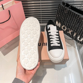 Sievietēm paredzētas auduma kedas ar biezu zolēm, priekšējie šņorējumi, zems profils, elpojošas ikdienas kedas