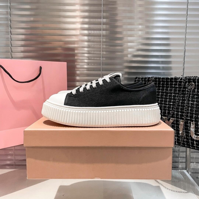 Sievietēm paredzētas auduma kedas ar biezu zolēm, priekšējie šņorējumi, zems profils, elpojošas ikdienas kedas