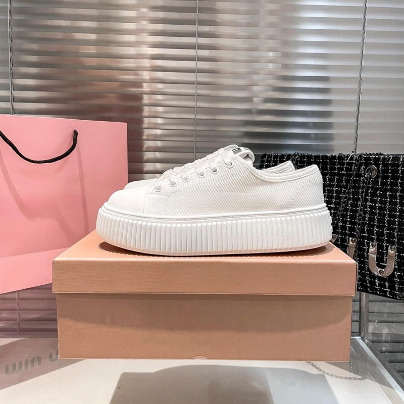 Sievietēm paredzētas auduma kedas ar biezu zolēm, priekšējie šņorējumi, zems profils, elpojošas ikdienas kedas