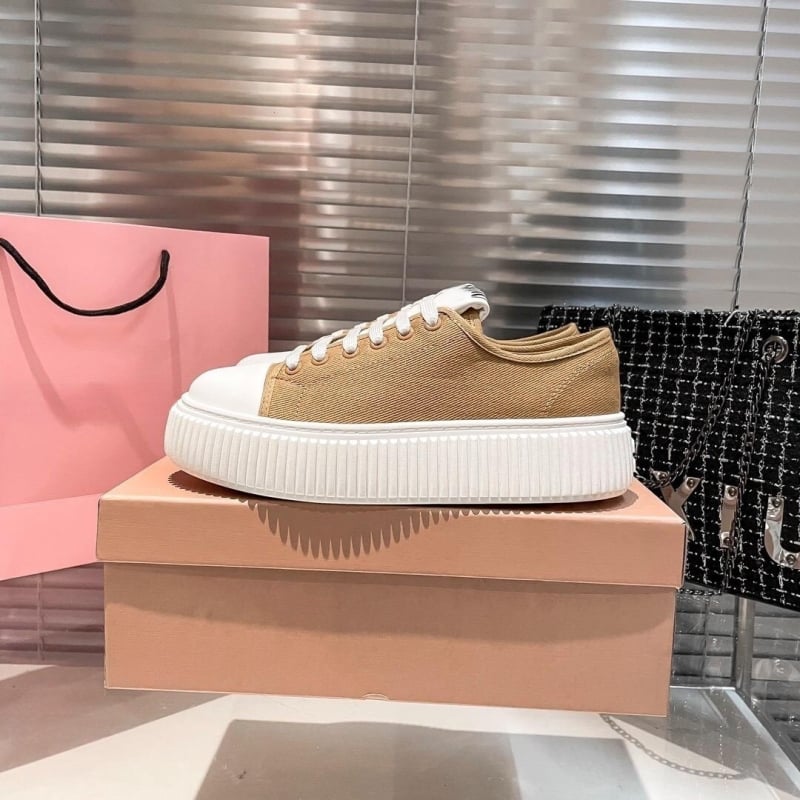 Sievietēm paredzētas auduma kedas ar biezu zolēm, priekšējie šņorējumi, zems profils, elpojošas ikdienas kedas