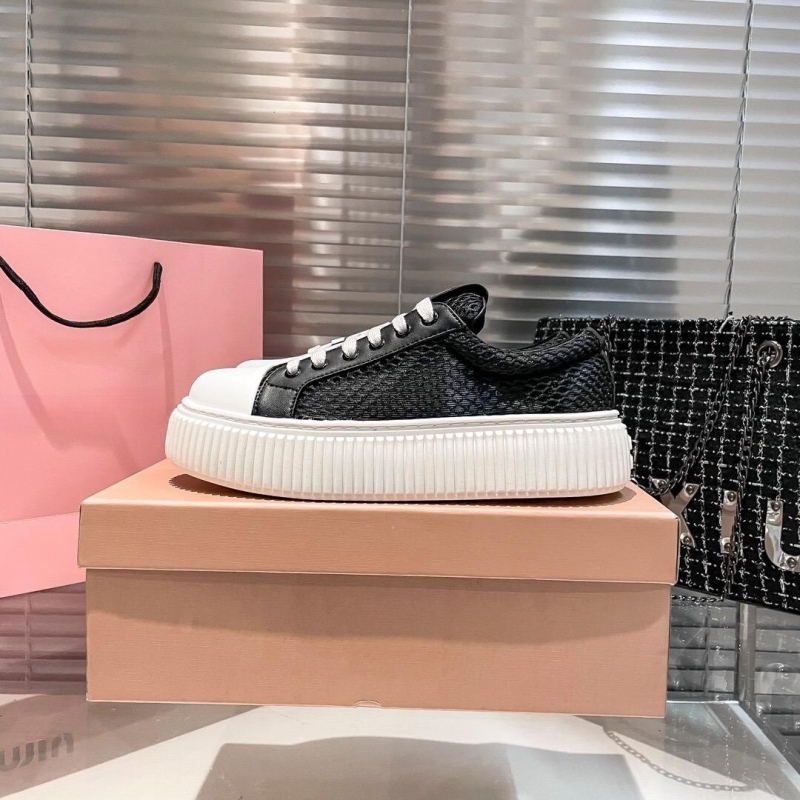 Sievietēm paredzētas auduma kedas ar biezu zolēm, priekšējie šņorējumi, zems profils, elpojošas ikdienas kedas