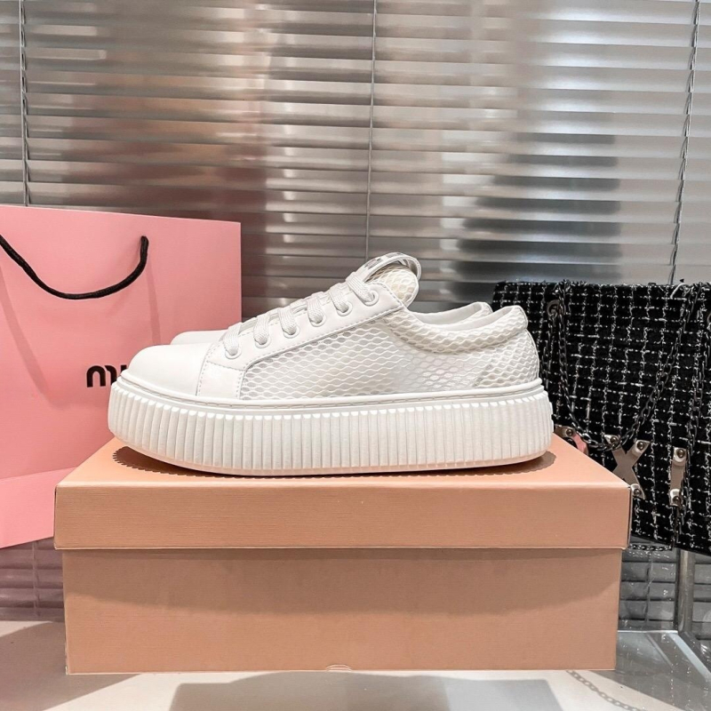 Sievietēm paredzētas auduma kedas ar biezu zolēm, priekšējie šņorējumi, zems profils, elpojošas ikdienas kedas