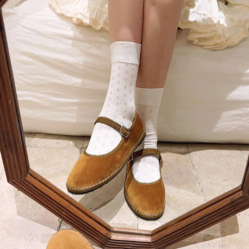 Naistele Mary Jane kingad veluurist — igapäevaseks kandmiseks, ümmarguse varbaga, klambri kinnitusega, madal ülaosa, lame tall