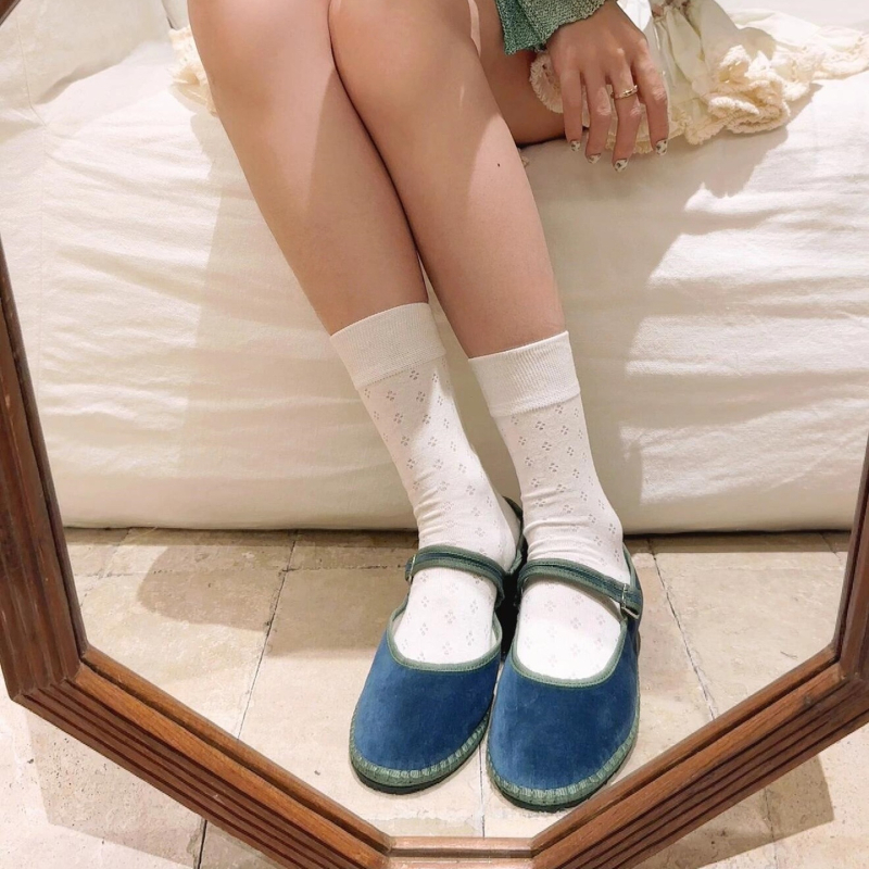 Naistele Mary Jane kingad veluurist — igapäevaseks kandmiseks, ümmarguse varbaga, klambri kinnitusega, madal ülaosa, lame tall