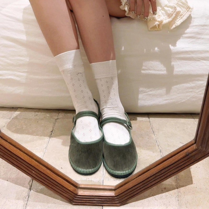 Naistele Mary Jane kingad veluurist — igapäevaseks kandmiseks, ümmarguse varbaga, klambri kinnitusega, madal ülaosa, lame tall