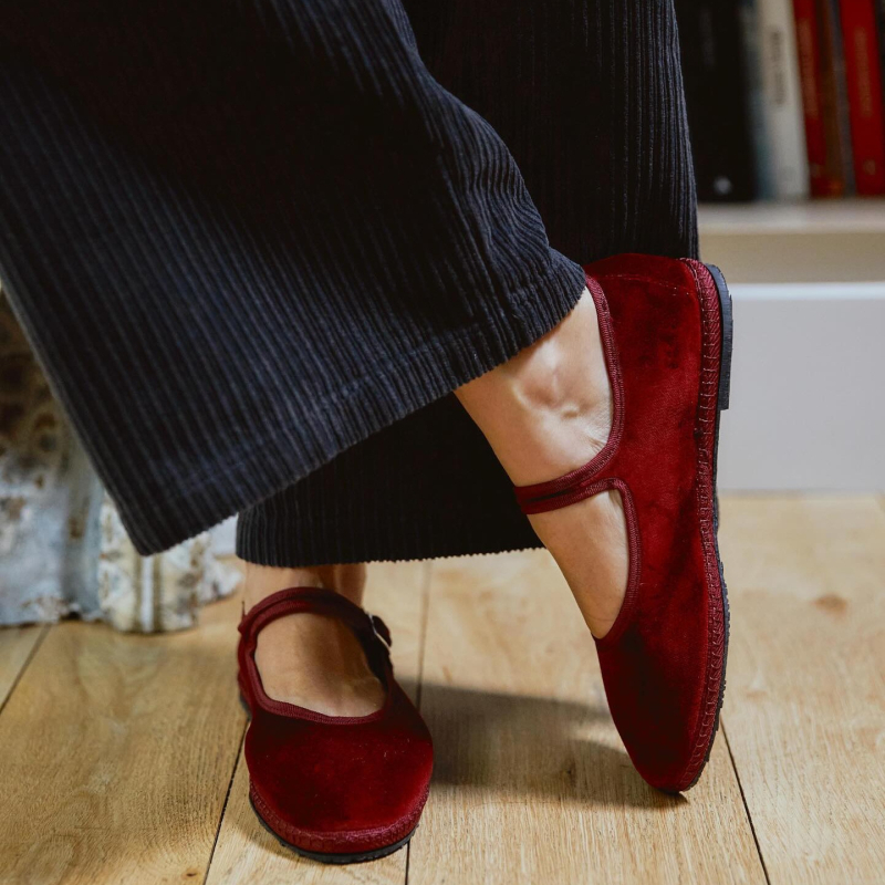 Naistele Mary Jane kingad veluurist — igapäevaseks kandmiseks, ümmarguse varbaga, klambri kinnitusega, madal ülaosa, lame tall