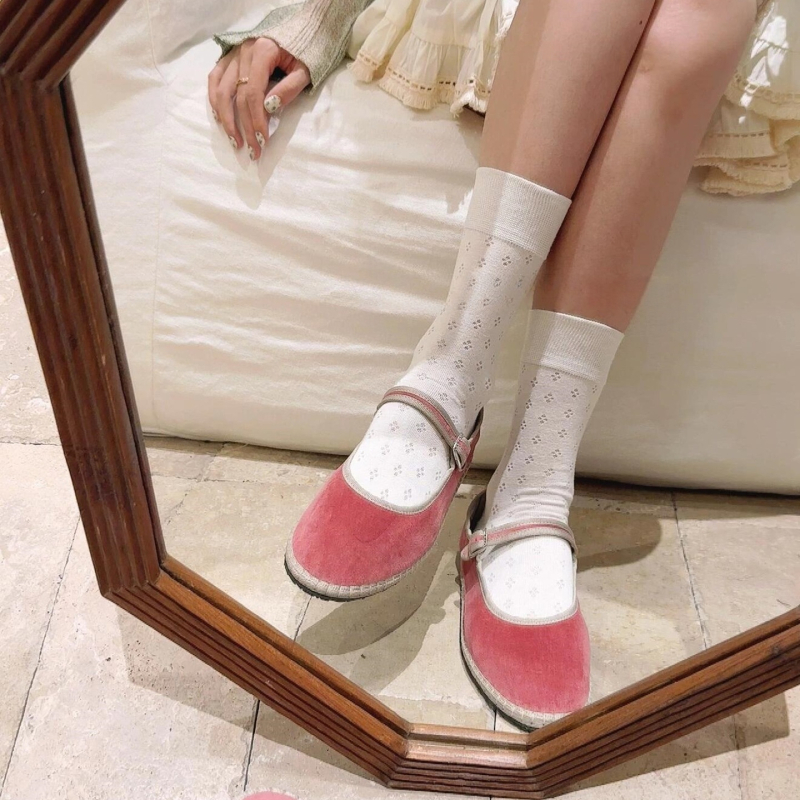 Naistele Mary Jane kingad veluurist — igapäevaseks kandmiseks, ümmarguse varbaga, klambri kinnitusega, madal ülaosa, lame tall